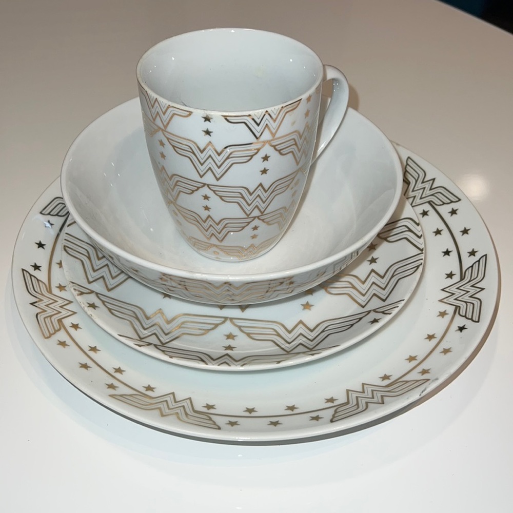Wonder Woman Dinnerware